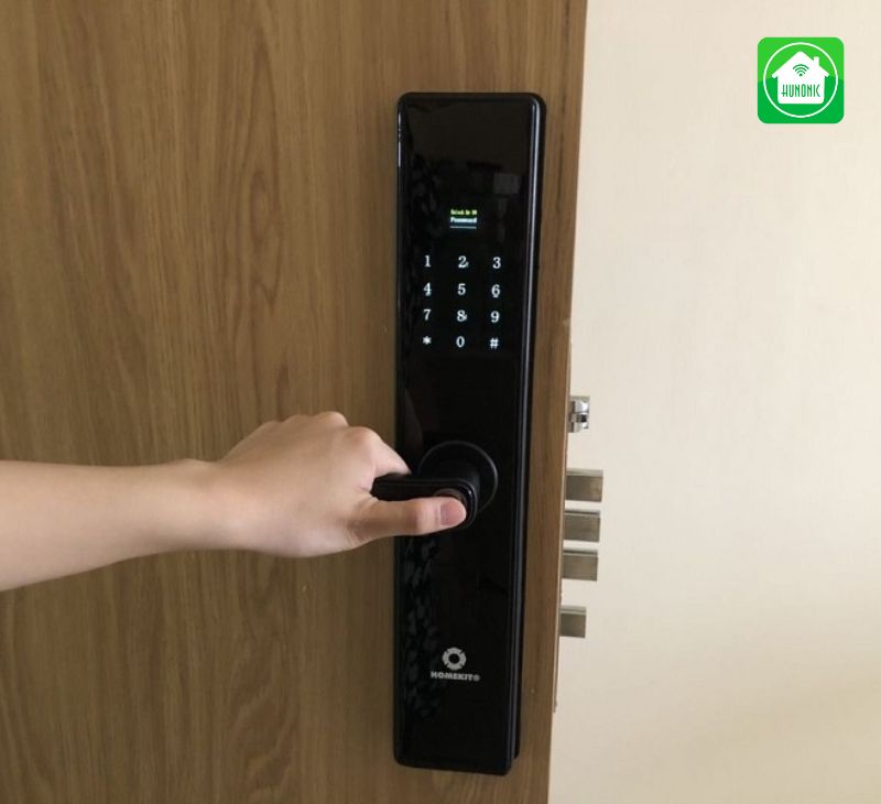 Khóa cửa điện tử hoạt động bằng điện hay dùng pin